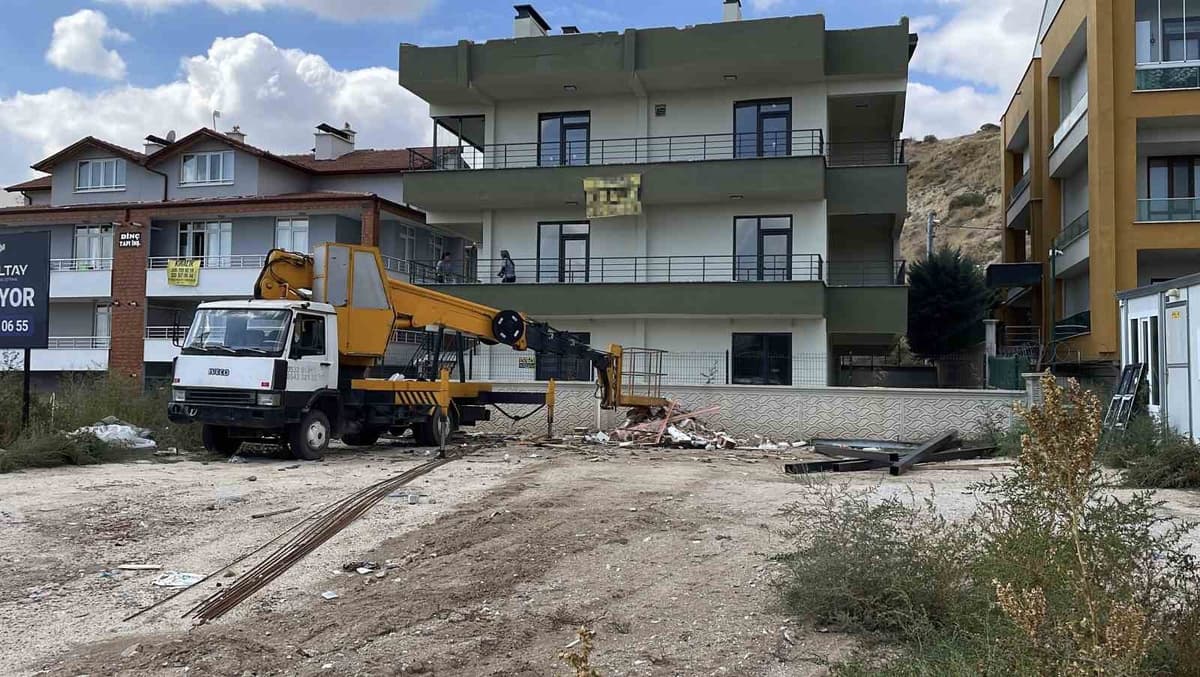 Meram'da Vinç Operatörü Yüksekten Düşerek Yaralandı