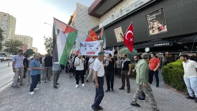 Konya'da İsrail Karşıtı Protesto: Starbucks Önünde Toplanan Vatandaşlar, Filistin İçin Seslerini Yükseltti