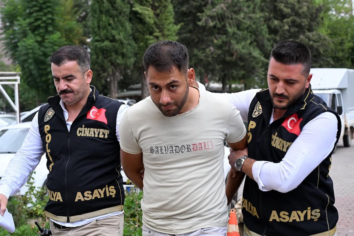 Antalya'da Birlikte Yaşadığı Kadını Öldürüp Konya'da Teslim Olan Şüpheli Adliyeye Sevk Edildi