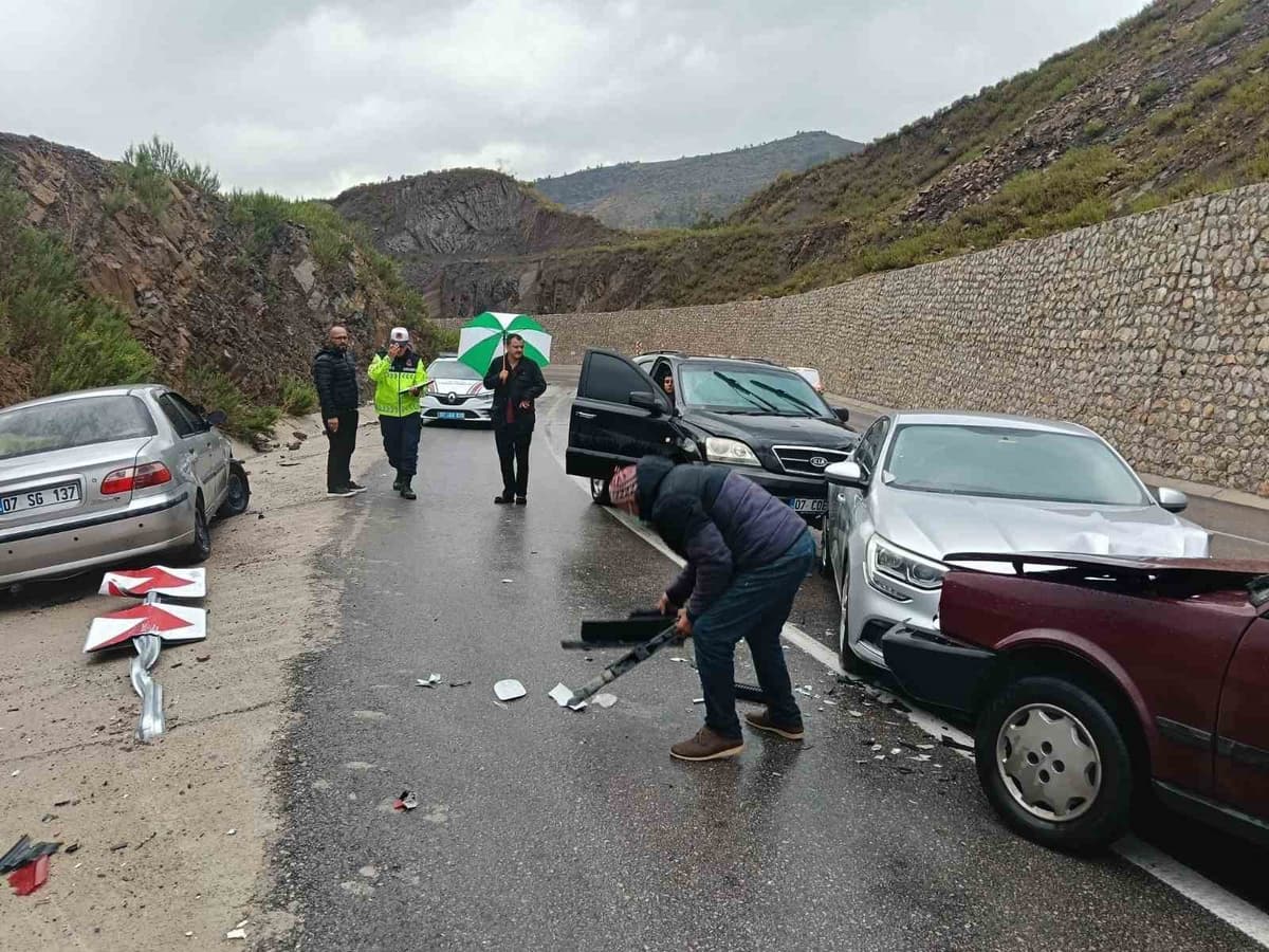 Antalya-Konya Karayolunda Şerit İhlali Kazaya Neden Oldu: 3 Yaralı