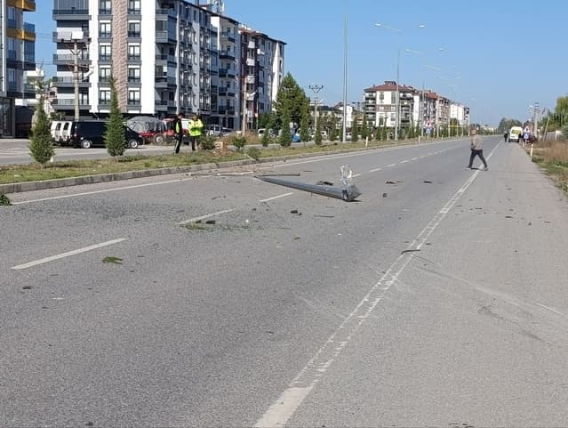 Beyşehir'de Aydınlatma Direğini Deviren Otomobil Tarlaya Savruldu: 1 Yaralı