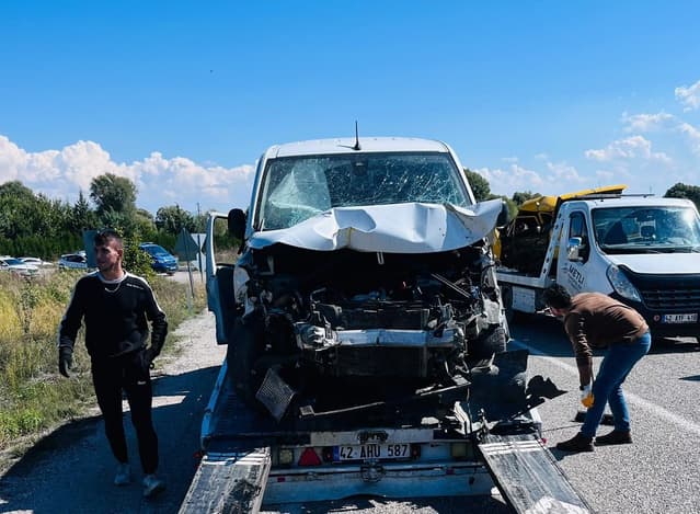 Beyşehir'de Minibüs ile Otomobil Çarpıştı: Aynı Aileden 3 Kişi Hayatını Kaybetti