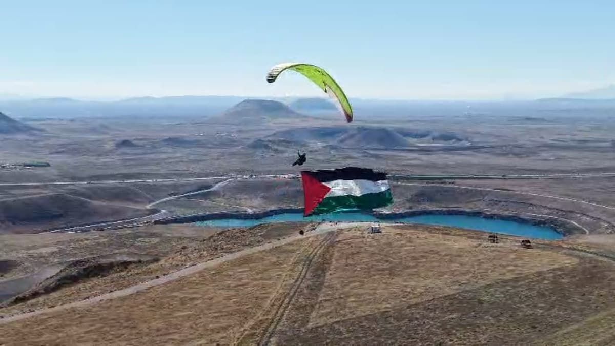Karapınar'da Yamaç Paraşütünden Filistin'e Destek Uçuşu