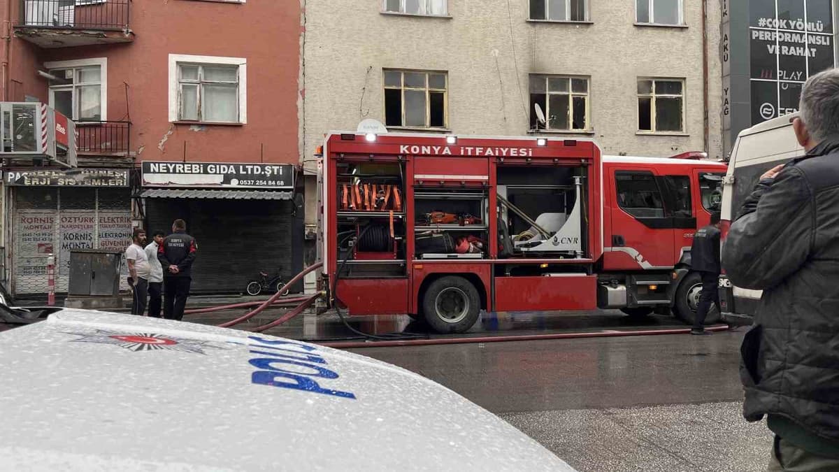 Karatay'da 3 Katlı Binada Yangın Paniği: Alevler Kontrol Altına Alındı
