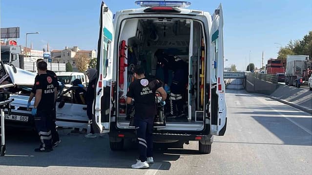 Karatay'da Otomobil Refüje Çarptı: 4 Kişi Yaralandı
