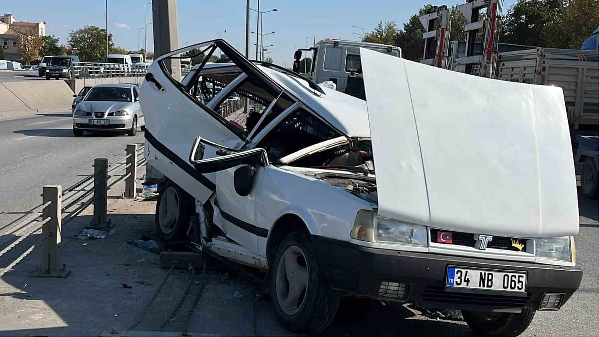 Karatay'da Refüje Çarpan Otomobildeki 4 Kişi Yaralandı