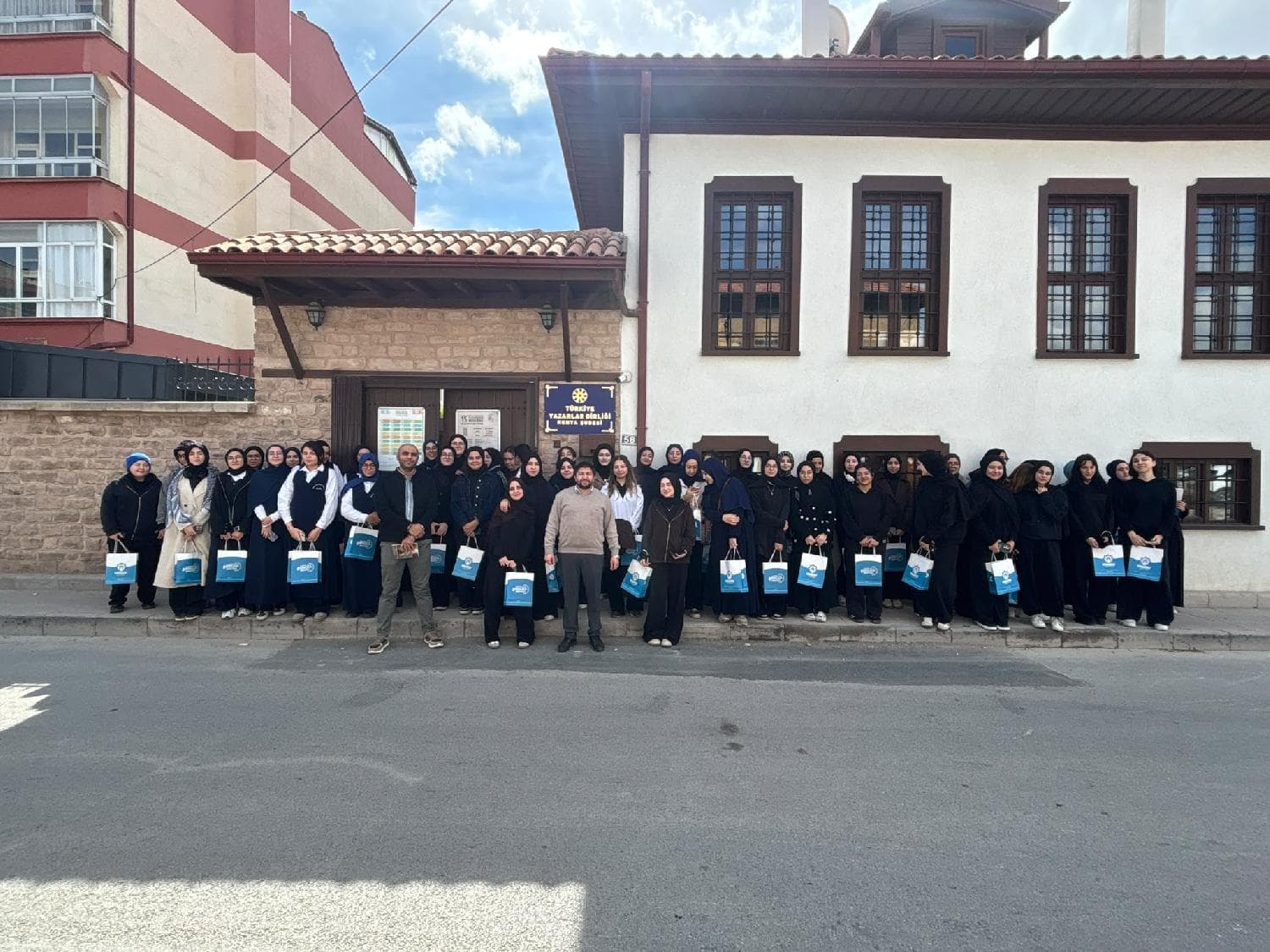 Karatay'da Teneffüs Buluşmaları: Gençler Yazarlarla Bir Araya Geldi