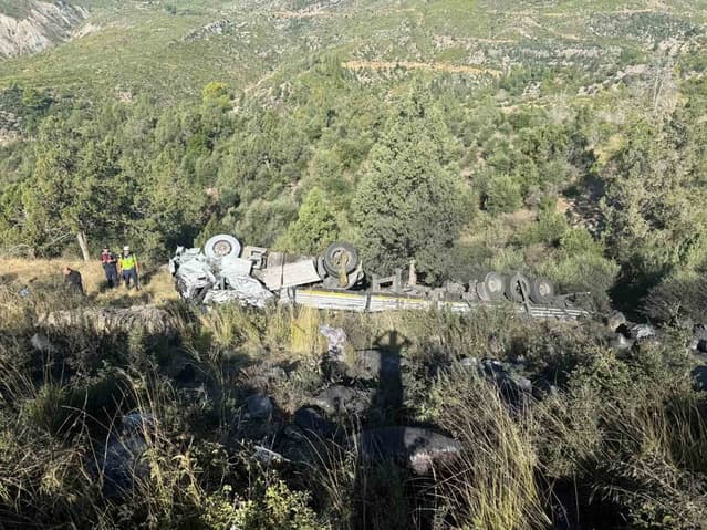 Konya-Antalya Yolunda Kömür Yüklü Tır Devrildi: 2 Yaralı