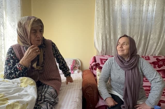Konya'da Kaybolan Alzheimer Hastası Kadını Polis Sırtında Taşıdı