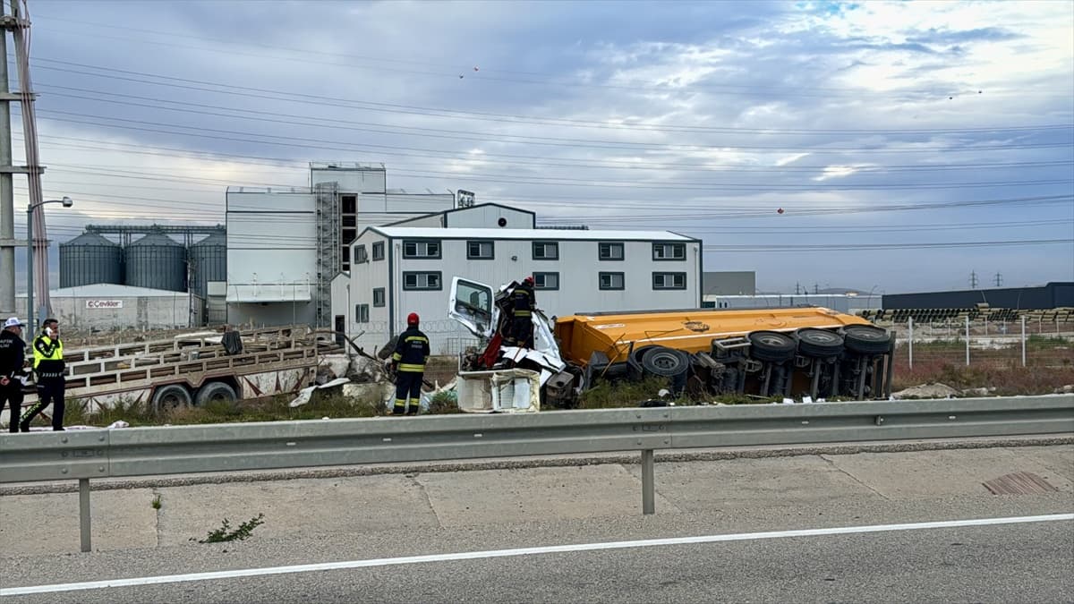 Konya'da Tır Kamyona Arkadan Çarptı: 1 Ölü, 3 Yaralı