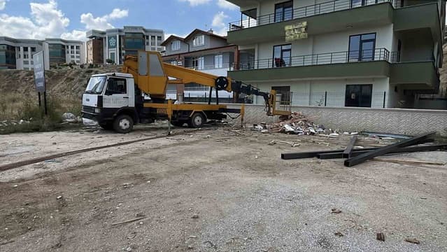 Konya Meram'da İş Kazası: Sepetli Vinçten Düşen Operatör Yaralandı
