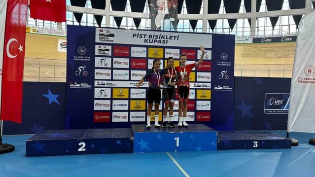 Konya Veledromu'nda Pist Bisikleti Heyecanı: Akhisarlı Sporculardan Madalya Başarısı