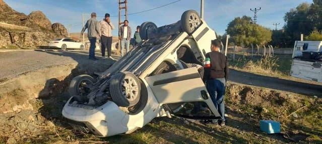 Kulu'da Hafif Ticari Araç Şarampole Devrildi: 3 Kişi Yara Almadan Kurtuldu