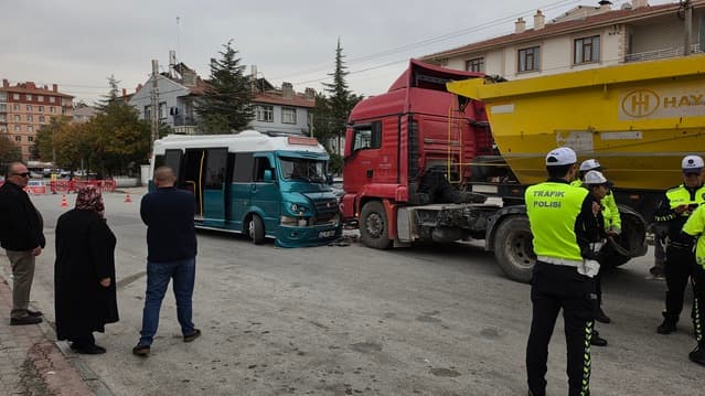 Selçuklu'da Minibüs ile Hafriyat Kamyonu Çarpıştı: 10 Yaralı