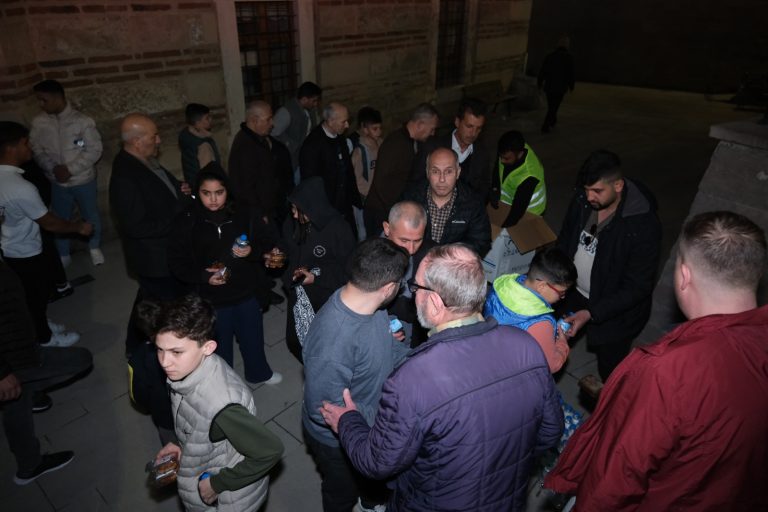 Akşehir Belediyesi, Kadir Gecesi’nin Bereketini Paylaştı
