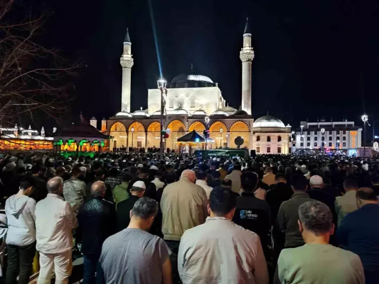 Konya’da Binlerce Kişi Kadir Gecesi İçin Mevlana Meydanı’nda Buluştu