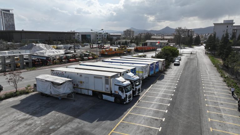 Konya Büyükşehir Belediyesi’nden Depremzedelere Destek Eli: İstanbul’a Mobil Hizmet Araçları Gönderildi