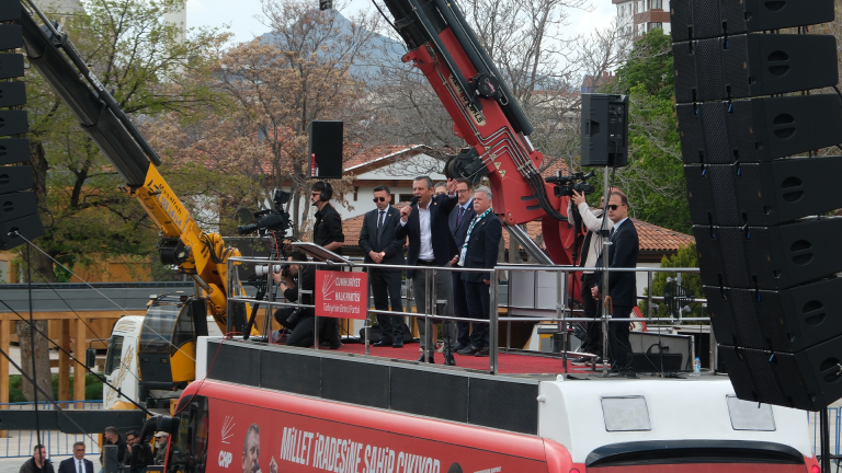 Özgür Özel Konya Mitinginde Konuştu: “Kavga Değil Helalleşme İçin Geldik”