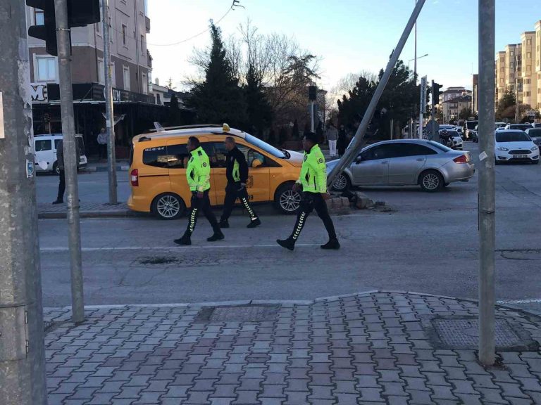 Direksiyon başında kalp krizi geçiren taksi şoförü hayatını kaybetti